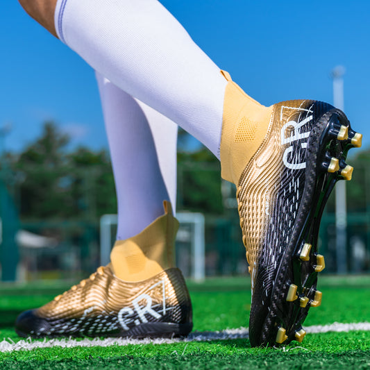 Crampons CR7 Gold Edition – L’Élégance du Roi, la Puissance d’un Champion